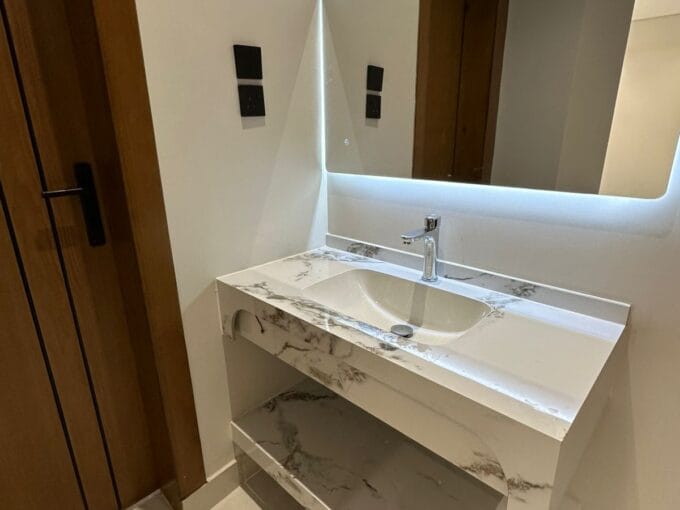 شقه للبيع ارضي حي اليرموك