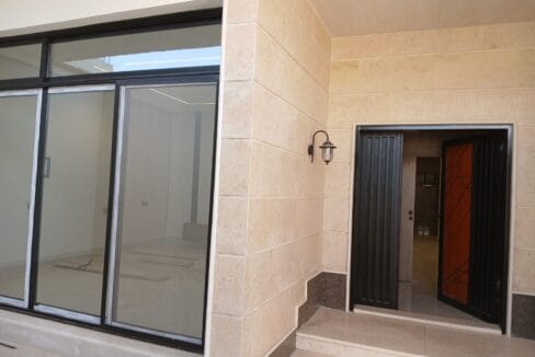 فيلا نصف أرض للبيع