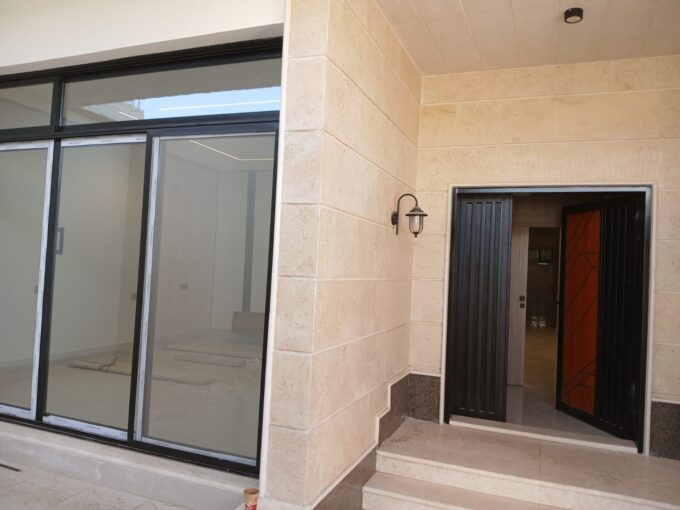 فيلا نصف أرض للبيع